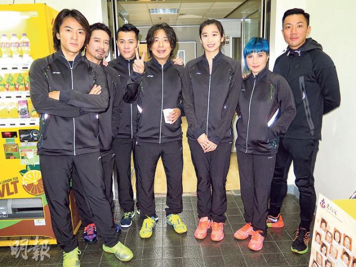 鄭伊健(左起)、郭偉亮、梁漢文、林敏聰、王琳、何超儀及劉浩龍齊齊出席羽毛球活動。(攝影/記者:孫慧莊) 鄭伊健(左起)、郭偉亮、梁漢文、林敏聰、王琳、何超儀及劉浩龍齊齊出席羽毛球活動。(攝影/記者:孫慧莊)