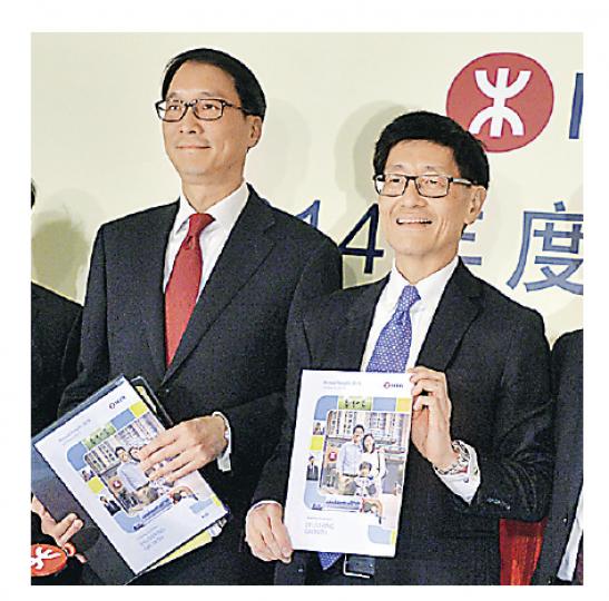 梁國權(右)昨日正式以行政總裁身分,主持港鐵業績發布會,並且向在場記者每人派發小盒兩粒心形朱古力作為小小心意,左為集團物業總監鄧智輝。( 余俊亮攝) 梁國權(右)昨日正式以行政總裁身分,主持港鐵業績發布會,並且向在場記者每人派發小盒兩粒心形朱古力作為小小心意,左為集團物業總監鄧智輝。( 余俊亮攝)