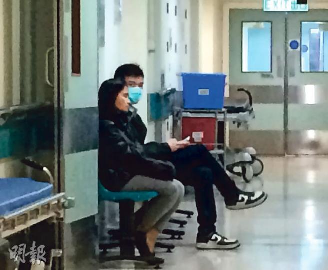食環署小販管理隊主任胡廣森執勤時受傷命危,親友昨在瑪麗醫院深切治療部外等候,顯得憂心忡忡。(賴俊傑攝) 食環署小販管理隊主任胡廣森執勤時受傷命危,親友昨在瑪麗醫院深切治療部外等候,顯得憂心忡忡。(賴俊傑攝)