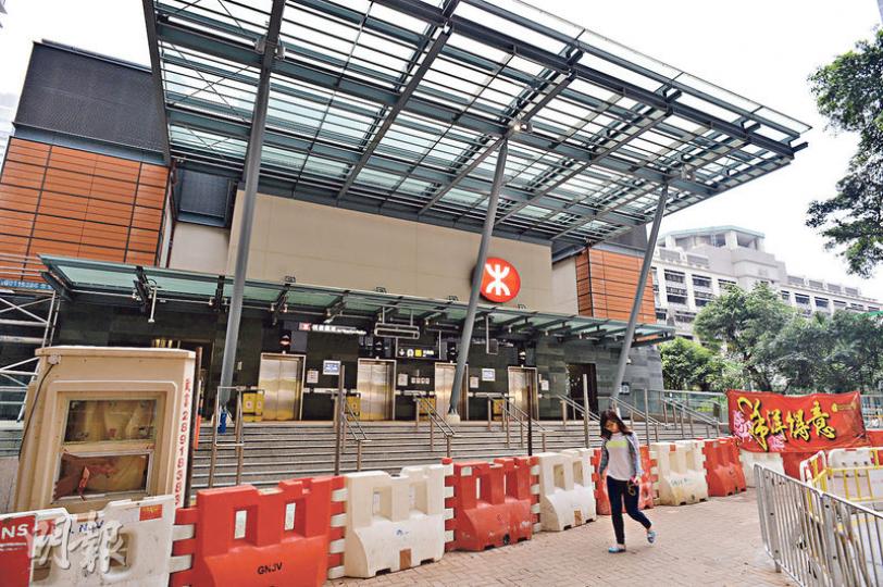 西港島線西營盤站的般咸道出口位處半山,為方便乘客出入,將設有高速升降機接駁至地底車站大堂。(葉家豪攝)港鐵在專營公共交通工具市場整體佔有率不斷上升,由2013年的46.9%,增至48.1%。其中西港島線的通車更重創當區巴士線,部分線路客量跌三成,本報記者上周五早上繁忙時間乘坐由堅城來回銅鑼灣的5B線,車廂約半滿,至金鐘後更近空車。(黃俊鋒攝) 西港島線西營盤站的般咸道出口位處半山,為方便乘客出入,將設有高速升降機接駁至地底車站大堂。(葉家豪攝)港鐵在專營公共交通工具市場整體佔有率不斷上升,由2013年的46.9%,增至48.1%。其中西港島線的通車更重創當區巴士線,部分線路客量跌三成,本報記者上周五早上繁忙時間乘坐由堅城來回銅鑼灣的5B線,車廂約半滿,至金鐘後更近空車。(黃俊鋒攝)