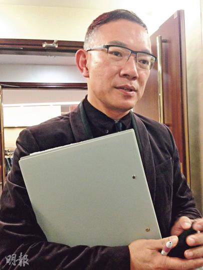 謝偉俊建議將本地軍營用地興建單人宿舍,仲話如果年輕人喺內地當夠3年兵,就可以免費住軍營嘅單人宿舍10年。(楊康琪攝) 謝偉俊建議將本地軍營用地興建單人宿舍,仲話如果年輕人喺內地當夠3年兵,就可以免費住軍營嘅單人宿舍10年。(楊康琪攝)