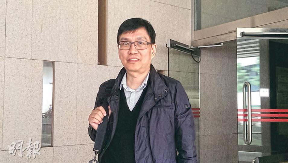 平機會前總主任束健銘(圖)昨於庭外表示,平機會對他的指控不盡不實,他是以基督徒的身分在教會中發表言論,與平機會的身分無關。(章淑廉攝) 平機會前總主任束健銘(圖)昨於庭外表示,平機會對他的指控不盡不實,他是以基督徒的身分在教會中發表言論,與平機會的身分無關。(章淑廉攝)