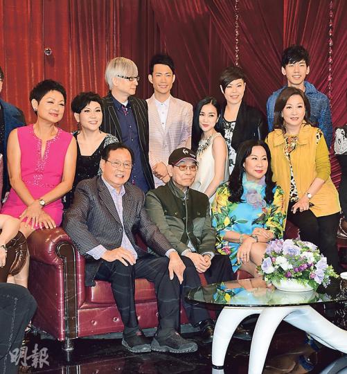 群星拱照顧嘉煇(前排中),陳潔靈、謝安琪、葉麗儀等齊齊錄影向煇哥致敬的節目。(攝影:梁迺楠) 群星拱照顧嘉煇(前排中),陳潔靈、謝安琪、葉麗儀等齊齊錄影向煇哥致敬的節目。(攝影:梁迺楠)