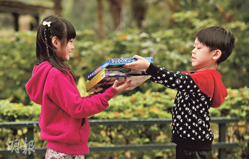 將孩子的物品如玩具、衣物與朋友分享,除了可以慳錢外,亦教曉他們珍惜。(余俊亮攝) 將孩子的物品如玩具、衣物與朋友分享,除了可以慳錢外,亦教曉他們珍惜。(余俊亮攝)