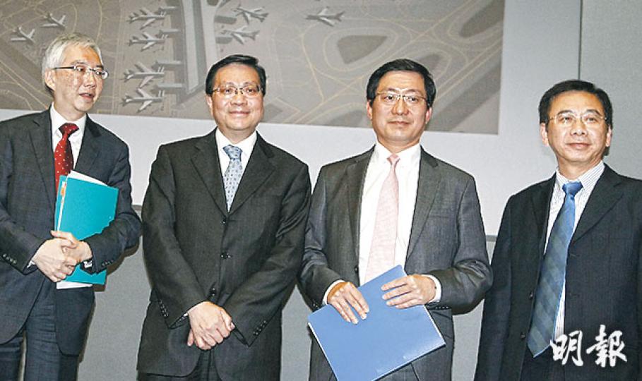 運房局長張炳良(左二)說,政府較傾向機管局增加舉債金額,以減低向旅客的徵費額。左起﹕運房局常任秘書長(運輸)黎以德、張炳良、機管局行政總裁林天福、運房局機場擴建工程統籌辦公室總監邱伯衡。(李兆昌攝)為籌集資金興建第三條跑道,機管局計劃明年開始,向離境及落地轉機的旅客每人收取180元「機場建設費」。按旅發局資料,去年有約920萬香港居民人次使用機場離境旅遊。(郭慶輝攝) 運房局長張炳良(左二)說,政府較傾向機管局增加舉債金額,以減低向旅客的徵費額。左起﹕運房局常任秘書長(運輸)黎以德、張炳良、機管局行政總裁林天福、運房局機場擴建工程統籌辦公室總監邱伯衡。(李兆昌攝)為籌集資金興建第三條跑道,機管局計劃明年開始,向離境及落地轉機的旅客每人收取180元「機場建設費」。按旅發局資料,去年有約920萬香港居民人次使用機場離境旅遊。(郭慶輝攝)