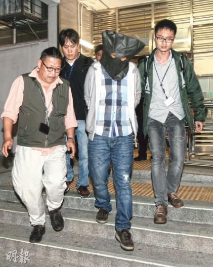 身形高大的36歲巴基斯坦裔男小販昨日到中區警署自首,涉嫌傷人被捕,昨晚被蒙頭押返屯門寓所搜查。(伍浦鋒攝) 身形高大的36歲巴基斯坦裔男小販昨日到中區警署自首,涉嫌傷人被捕,昨晚被蒙頭押返屯門寓所搜查。(伍浦鋒攝)