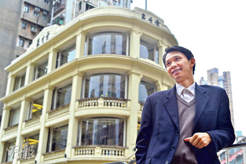 浸大中醫藥學院臨牀部高級講師徐大基(圖)承認雷生春堂開業首年獲發展局補貼逾百萬元,但後來有口碑,愈來愈多病人慕名而來,較預期提早一年轉虧為盈。(鄧宗弘攝)浸大中醫藥學院設15所中醫藥診所,雷生春堂是唯一一所售賣浸大配方的涼茶的地方,而該處前身是雷氏跌打藥館。現時在雷生春堂看內科,每次診金150元。(鄧宗弘攝) 浸大中醫藥學院臨牀部高級講師徐大基(圖)承認雷生春堂開業首年獲發展局補貼逾百萬元,但後來有口碑,愈來愈多病人慕名而來,較預期提早一年轉虧為盈。(鄧宗弘攝)浸大中醫藥學院設15所中醫藥診所,雷生春堂是唯一一所售賣浸大配方的涼茶的地方,而該處前身是雷氏跌打藥館。現時在雷生春堂看內科,每次診金150元。(鄧宗弘攝)