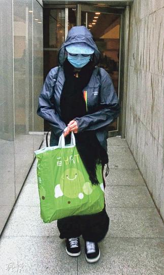 次被告謝臻麒的胞姊(圖)獲准以不透露姓名的方式出庭作證,她於庭上表示其母至今仍未得悉謝被羈押一事。(張梓鈴攝)臨牀心理學家李錦華(圖)指次被告謝臻麒的智商只有84,比平均值低,其智商應難以想出如此精密的殺人計劃。(張梓鈴攝) 次被告謝臻麒的胞姊(圖)獲准以不透露姓名的方式出庭作證,她於庭上表示其母至今仍未得悉謝被羈押一事。(張梓鈴攝)臨牀心理學家李錦華(圖)指次被告謝臻麒的智商只有84,比平均值低,其智商應難以想出如此精密的殺人計劃。(張梓鈴攝)