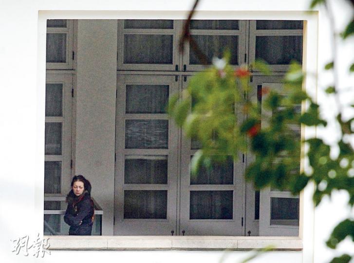 梁齊昕(圖)昨晨在facebook發帖後,中午現身禮賓府露台時看來臉容疲倦。梁振英希望各界給予他們空間,讓女兒康復。(李紹昌攝)特首梁振英(中)昨午主動透露女兒梁齊昕「健康有問題」、「情緒起伏」,呼籲大家給予她空間,又否認非法禁錮女兒。他會見傳媒的短短5分鐘,木無表情,收起上午會見傳媒時的笑容。(李紹昌攝)特首梁振英女兒梁齊昕昨晨在社交網站發出多份帖後,大批傳媒聚集禮賓府外等候。至中午時分,梁齊昕三度走出禮賓府露台,並曾俯伏在露台上,其母梁唐青儀一度出現。(李紹昌攝) 梁齊昕(圖)昨晨在facebook發帖後,中午現身禮賓府露台時看來臉容疲倦。梁振英希望各界給予他們空間,讓女兒康復。(李紹昌攝)特首梁振英(中)昨午主動透露女兒梁齊昕「健康有問題」、「情緒起伏」,呼籲大家給予她空間,又否認非法禁錮女兒。他會見傳媒的短短5分鐘,木無表情,收起上午會見傳媒時的笑容。(李紹昌攝)特首梁振英女兒梁齊昕昨晨在社交網站發出多份帖後,大批傳媒聚集禮賓府外等候。至中午時分,梁齊昕三度走出禮賓府露台,並曾俯伏在露台上,其母梁唐青儀一度出現。(李紹昌攝)