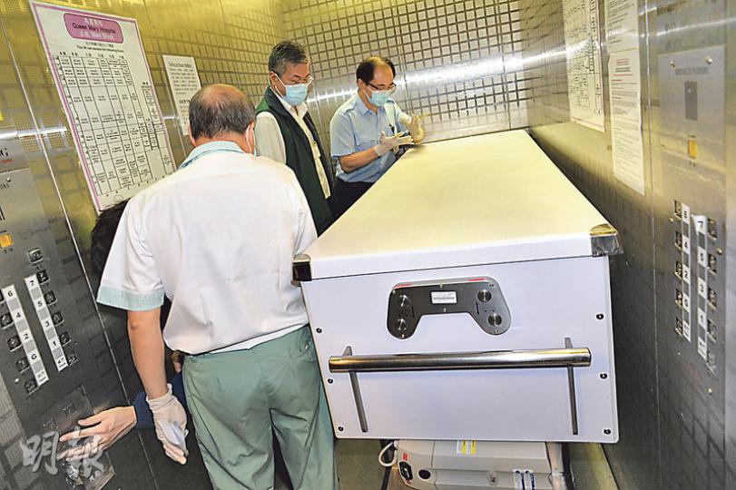 周日執勤時遭小販摔向地上的小販管理隊主任胡廣森,留醫4日後延至昨午4時55分宣告不治,遺體被抬離病房。(葉家豪攝)食物環境衛生署長劉利群昨趕往醫院見胡廣森最後一面,胡廣森死訊傳出後,劉利群離開時神情凝重,拒絕回答記者提問,其後發出新聞稿表示哀痛。(賴俊傑攝) 周日執勤時遭小販摔向地上的小販管理隊主任胡廣森,留醫4日後延至昨午4時55分宣告不治,遺體被抬離病房。(葉家豪攝)食物環境衛生署長劉利群昨趕往醫院見胡廣森最後一面,胡廣森死訊傳出後,劉利群離開時神情凝重,拒絕回答記者提問,其後發出新聞稿表示哀痛。(賴俊傑攝)