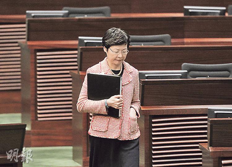 政務司長林鄭月娥昨日出席立法會接受質詢,對於泛民議員要求政府公開特首向北京提交的述職報告,林太拒絕,連述職報告有多少頁也不透露。她步離會議廳後,有記者趨前追問她作為社署前署長,可有向特首梁振英提出處理家庭問題的意見,林太三緘其口。(郭慶輝攝)身兼港區人代的行會成員鄭耀棠(圖)昨日接受商台訪問,談及特首梁振英女兒梁齊昕聲稱被母打一事。他認為中央百分百相信梁振英,但政敵一定會找機會批評梁振英,例如批評他「連家都未管好,怎能管治香港」。他指中央主要看梁如何處理事件,他自己則認為梁處理得「OK啦」。(胡 政務司長林鄭月娥昨日出席立法會接受質詢,對於泛民議員要求政府公開特首向北京提交的述職報告,林太拒絕,連述職報告有多少頁也不透露。她步離會議廳後,有記者趨前追問她作為社署前署長,可有向特首梁振英提出處理家庭問題的意見,林太三緘其口。(郭慶輝攝)身兼港區人代的行會成員鄭耀棠(圖)昨日接受商台訪問,談及特首梁振英女兒梁齊昕聲稱被母打一事。他認為中央百分百相信梁振英,但政敵一定會找機會批評梁振英,例如批評他「連家都未管好,怎能管治香港」。他指中央主要看梁如何處理事件,他自己則認為梁處理得「OK啦」。(胡