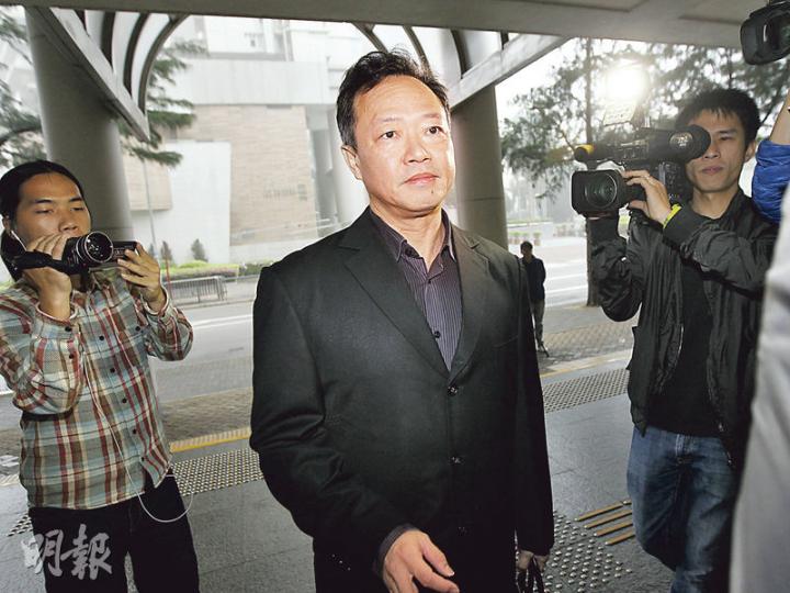 現任海事處助理處長蘇平治被控公職人員行為失當罪,控罪指他任職首席驗船主任期間,指示下屬不執行有關首次註冊船舶配備救生衣的法例。(李紹昌攝)退休的高級驗船督察被告黃鑑清被控宣誓下作假證供,控罪指他於「南丫島附近撞船事故調查委員會」宣誓成為證人,故意作出一項關鍵但虛假的陳述。(李紹昌攝) 現任海事處助理處長蘇平治被控公職人員行為失當罪,控罪指他任職首席驗船主任期間,指示下屬不執行有關首次註冊船舶配備救生衣的法例。(李紹昌攝)退休的高級驗船督察被告黃鑑清被控宣誓下作假證供,控罪指他於「南丫島附近撞船事故調查委員會」宣誓成為證人,故意作出一項關鍵但虛假的陳述。(李紹昌攝)