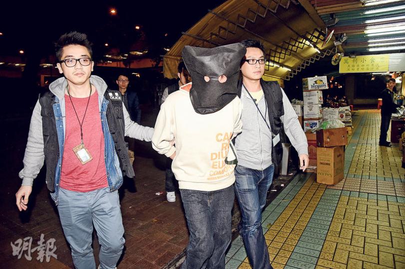 警方拘捕一名涉嫌非禮的男子,事後將他押返寓所蒐證。(蔡方山攝) 警方拘捕一名涉嫌非禮的男子,事後將他押返寓所蒐證。(蔡方山攝)