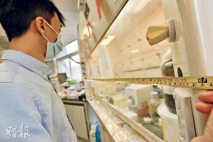 理大應用生物及化學科技學系(ABCT)博士生許俊毅入學兩年多,至今仍未獲分發所需的1.8米闊通風櫃實驗室,無法進行科研及準時畢業。圖中為許展示理大校園內其他1.8米闊通風櫃。(黃志東攝) 理大應用生物及化學科技學系(ABCT)博士生許俊毅入學兩年多,至今仍未獲分發所需的1.8米闊通風櫃實驗室,無法進行科研及準時畢業。圖中為許展示理大校園內其他1.8米闊通風櫃。(黃志東攝)