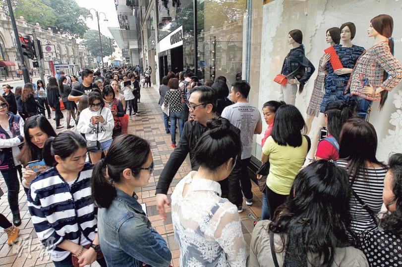 繼法國品牌Chanel部分手袋前日起減價後,瑞士手表TAG Heuer昨亦宣布減價13%;法國品牌Dior兩款手袋本月已減價一成。本報昨午到尖沙嘴廣東道一帶名店觀察,Chanel門外一度有40至50人排隊,一度需輪候逾1小時才可內進。(李紹昌攝)繼Chanel手袋減價兩成,另一名牌Dior的手袋亦減價,記者以顧客身分到圖中尖沙嘴廣東道分店查詢,得知Dior Soft一款手袋減價一成。(盧翊銘攝)來自深圳的旅客曾小姐說,早已決定來港旅遊時到Chanel購買Classic系列的手袋,昨得知心儀手袋減 繼法國品牌Chanel部分手袋前日起減價後,瑞士手表TAG Heuer昨亦宣布減價13%;法國品牌Dior兩款手袋本月已減價一成。本報昨午到尖沙嘴廣東道一帶名店觀察,Chanel門外一度有40至50人排隊,一度需輪候逾1小時才可內進。(李紹昌攝)繼Chanel手袋減價兩成,另一名牌Dior的手袋亦減價,記者以顧客身分到圖中尖沙嘴廣東道分店查詢,得知Dior Soft一款手袋減價一成。(盧翊銘攝)來自深圳的旅客曾小姐說,早已決定來港旅遊時到Chanel購買Classic系列的手袋,昨得知心儀手袋減