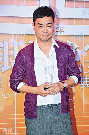 劉青雲獲導演會頒「最佳男主角」再嘗影帝滋味。(攝影:梁迺楠、鍾偉茵)出爐影后湯唯(左)感謝導演許鞍華(右)帶領她入戲。(攝影:梁迺楠、鍾偉茵)蔡卓妍(左)及任達華(右)因合作拍攝《雛妓》成為老友,兩人更心有靈犀以黑Look現身。(攝影:梁迺楠、鍾偉茵)王菀之憑《金雞SSS》獲導演會頒「最佳新演員」,未知會否在金像獎再下一城?(攝影:梁迺楠、鍾偉茵)露出女神美腿的舒淇透露新年時去了日本旅遊,難怪容光煥發。(攝影:梁迺楠、鍾偉茵)爾冬陞(左)卸任導演會會長一職,由劉偉強(右)接任。(攝影:梁迺楠、鍾 劉青雲獲導演會頒「最佳男主角」再嘗影帝滋味。(攝影:梁迺楠、鍾偉茵)出爐影后湯唯(左)感謝導演許鞍華(右)帶領她入戲。(攝影:梁迺楠、鍾偉茵)蔡卓妍(左)及任達華(右)因合作拍攝《雛妓》成為老友,兩人更心有靈犀以黑Look現身。(攝影:梁迺楠、鍾偉茵)王菀之憑《金雞SSS》獲導演會頒「最佳新演員」,未知會否在金像獎再下一城?(攝影:梁迺楠、鍾偉茵)露出女神美腿的舒淇透露新年時去了日本旅遊,難怪容光煥發。(攝影:梁迺楠、鍾偉茵)爾冬陞(左)卸任導演會會長一職,由劉偉強(右)接任。(攝影:梁迺楠、鍾