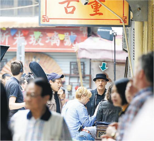 活地夏里遜(箭嘴示)在澳門果欄街拍攝一場進出唐樓的戲分。(攝影:黃梓烜)澳門政府全力協助《非常盜2》攝製隊,安排大量警力到現場封街,卻惹來商戶及街坊投訴攝製隊不准途人進入街道,令他們做不到生意。(攝影:黃梓烜) 活地夏里遜(箭嘴示)在澳門果欄街拍攝一場進出唐樓的戲分。(攝影:黃梓烜)澳門政府全力協助《非常盜2》攝製隊,安排大量警力到現場封街,卻惹來商戶及街坊投訴攝製隊不准途人進入街道,令他們做不到生意。(攝影:黃梓烜)
