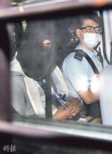 巴基斯坦籍被告Rashid Khan(黑布蒙頭者)到警署自首後被捕,昨被押解上庭,他涉推跌小販管理主任胡廣森,引致胡死亡。(李紹昌攝) 巴基斯坦籍被告Rashid Khan(黑布蒙頭者)到警署自首後被捕,昨被押解上庭,他涉推跌小販管理主任胡廣森,引致胡死亡。(李紹昌攝)