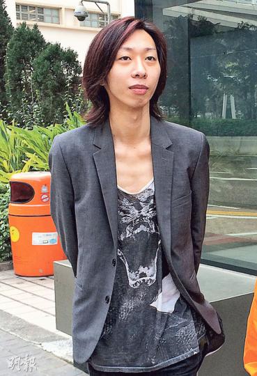 「香港圖博民族自決會」成員招顯聰(圖)昨於觀塘裁判法院受審。他於警員作供期間發笑,被裁判官要求他尊重法庭。(黃建邦攝) 「香港圖博民族自決會」成員招顯聰(圖)昨於觀塘裁判法院受審。他於警員作供期間發笑,被裁判官要求他尊重法庭。(黃建邦攝)