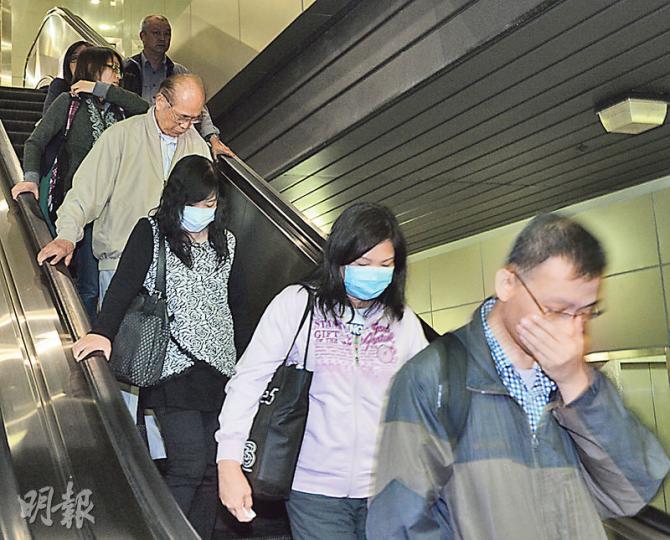 約30名南丫海難家屬昨約見律政司長袁國強,雙方會面近3小時,會面後部分家屬匆匆離開,不願受訪。(劉焌陶攝) 約30名南丫海難家屬昨約見律政司長袁國強,雙方會面近3小時,會面後部分家屬匆匆離開,不願受訪。(劉焌陶攝)