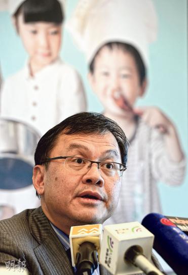 華創首席財務官黎汝雄(圖)稱,除Tesco虧損拖累業績,期內中國打貪影響高端商品及儲值卡銷售,電商更給實體店業務帶來衝擊,今年1月、2月同店銷售下跌幅度與去年全年2.6%的跌幅相若。(劉焌陶攝) 華創首席財務官黎汝雄(圖)稱,除Tesco虧損拖累業績,期內中國打貪影響高端商品及儲值卡銷售,電商更給實體店業務帶來衝擊,今年1月、2月同店銷售下跌幅度與去年全年2.6%的跌幅相若。(劉焌陶攝)