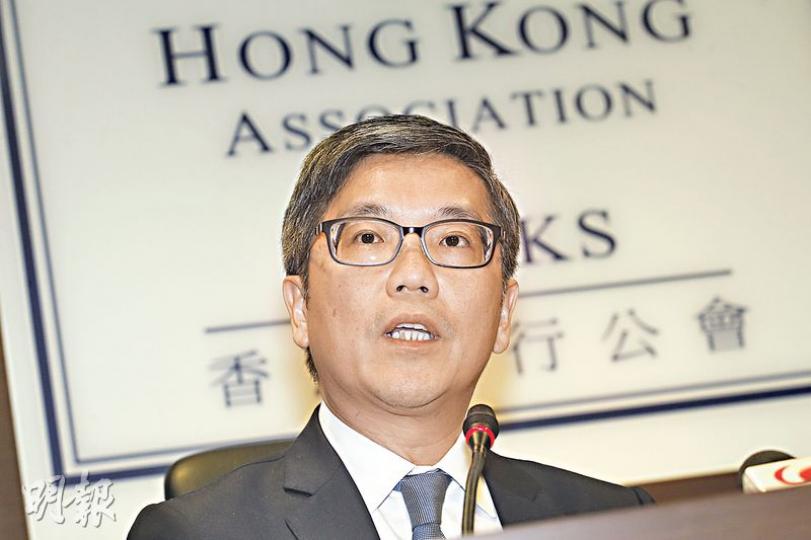 金管局副總裁阮國恒昨日出席銀行公會例會後,透露當局正鼓勵銀行定期抽查,監察按揭借款人會否在未通知銀行的情况下承做二按,他亦強調出招並非試圖扭轉樓市周期,而是確保日後周期逆轉時,銀行體系有足夠抗震能力。(李紹昌攝) 金管局副總裁阮國恒昨日出席銀行公會例會後,透露當局正鼓勵銀行定期抽查,監察按揭借款人會否在未通知銀行的情况下承做二按,他亦強調出招並非試圖扭轉樓市周期,而是確保日後周期逆轉時,銀行體系有足夠抗震能力。(李紹昌攝)