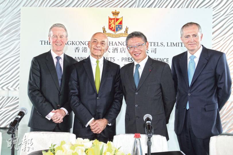 香港上海大酒店行政總裁郭敬文(右二)指,在佔領行動期間,有部分遊客取消預訂,但對業務影響輕微。(林俊源攝) 香港上海大酒店行政總裁郭敬文(右二)指,在佔領行動期間,有部分遊客取消預訂,但對業務影響輕微。(林俊源攝)