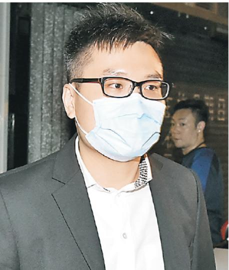 出自中醫世家的中醫師李杰霖案發後協助警方調查,他昨凌晨離開診所時,對事件表示暫不宜多談。(蔡方山攝) 重案組探員昨午在案發的中醫診所調查,離開時帶走一批中醫醫療器具及電腦等證物助查。 (余俊亮攝) 體重約200磅的29歲女子在針灸治療後,接受按摩期間突然抽搐及失禁後昏迷,送院搶救後不治,其遺體由仵工舁送殮房。(蔡方山攝) 出自中醫世家的中醫師李杰霖案發後協助警方調查,他昨凌晨離開診所時,對事件表示暫不宜多談。(蔡方山攝) 重案組探員昨午在案發的中醫診所調查,離開時帶走一批中醫醫療器具及電腦等證物助查。 (余俊亮攝) 體重約200磅的29歲女子在針灸治療後,接受按摩期間突然抽搐及失禁後昏迷,送院搶救後不治,其遺體由仵工舁送殮房。(蔡方山攝)