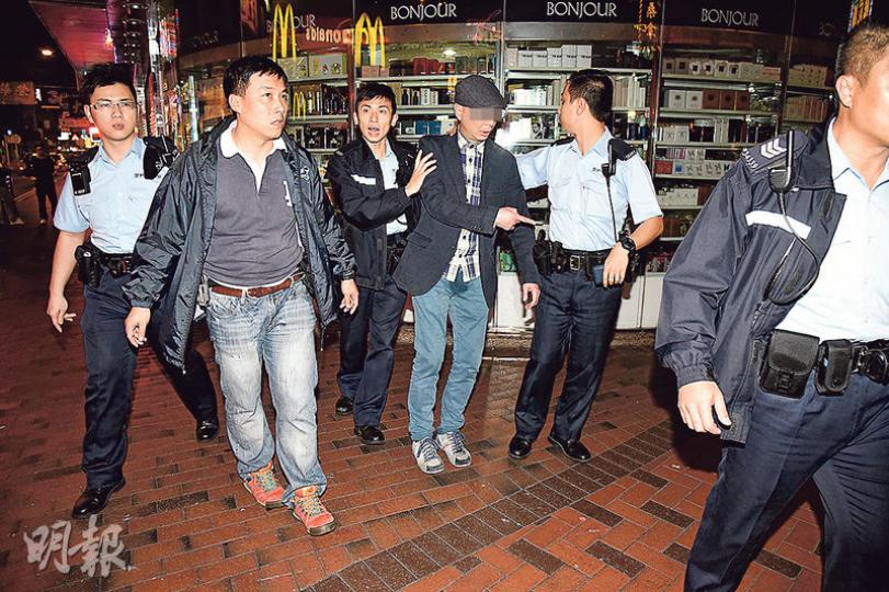 涉嫌在足浴店門外燒報紙縱火案的醉漢,被警員拘捕帶署時褲檔疑沾濕,似酒醉未醒。(蔡方山攝) 涉嫌在足浴店門外燒報紙縱火案的醉漢,被警員拘捕帶署時褲檔疑沾濕,似酒醉未醒。(蔡方山攝)