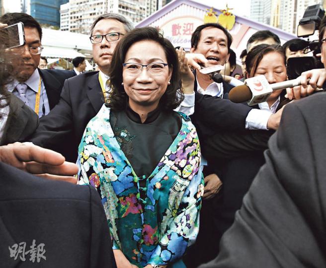 特首夫人梁唐青儀(中)噚日去維園幫花展開幕禮主禮,但主禮完就走,對傳媒追問齊昕近况乜都唔答,全程報以微笑。(李紹昌攝) 特首夫人梁唐青儀(中)噚日去維園幫花展開幕禮主禮,但主禮完就走,對傳媒追問齊昕近况乜都唔答,全程報以微笑。(李紹昌攝)