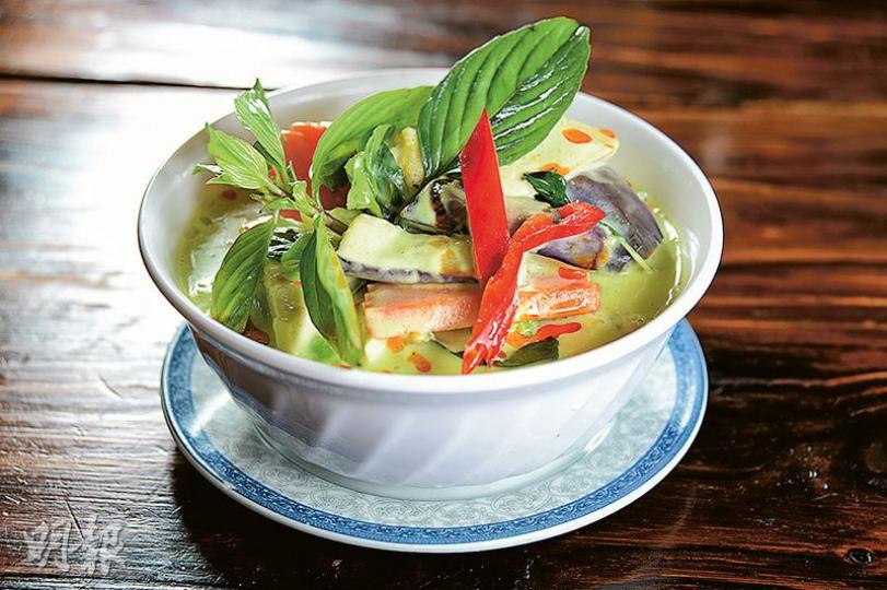 素雞青咖喱 - 材料包括3款素雞片、豆卜、百頁豆腐、茄子、金不換等,湯底則以椰汁及泰國青咖喱膏烹煮半小時而成,相當惹味。($68)(胡景禧、黃志東、陳淑安攝) 素雞青咖喱 - 材料包括3款素雞片、豆卜、百頁豆腐、茄子、金不換等,湯底則以椰汁及泰國青咖喱膏烹煮半小時而成,相當惹味。($68)(胡景禧、黃志東、陳淑安攝)