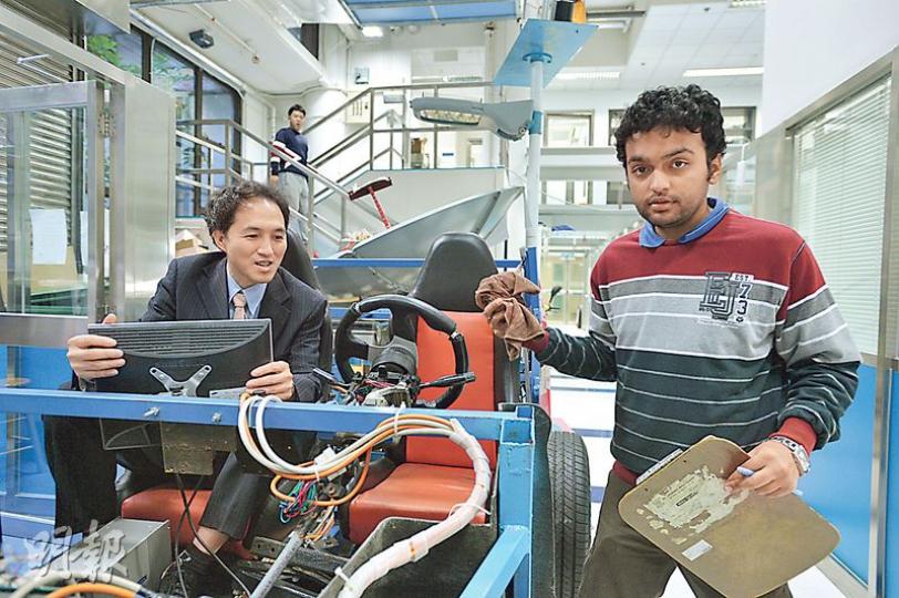 理大電機工程學系教授鄭家偉坐在電動車輛模型中,他帶領研發的電動車mycar品牌及技術已售予美國公司。(鄧宗弘攝) 理大電機工程學系教授鄭家偉坐在電動車輛模型中,他帶領研發的電動車mycar品牌及技術已售予美國公司。(鄧宗弘攝)