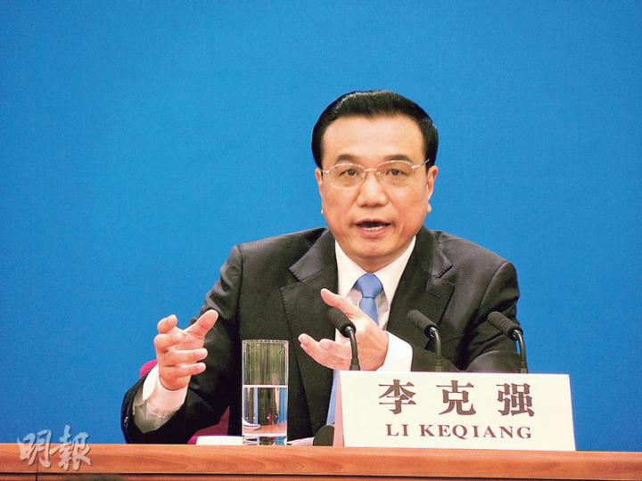 李克強近日在國務院常務會議上,呼籲部長須主動、勇敢地回應社會議題。圖為李克強出席本月中兩會結束後的總理記者會的情形。(明報記者攝) 李克強近日在國務院常務會議上,呼籲部長須主動、勇敢地回應社會議題。圖為李克強出席本月中兩會結束後的總理記者會的情形。(明報記者攝)