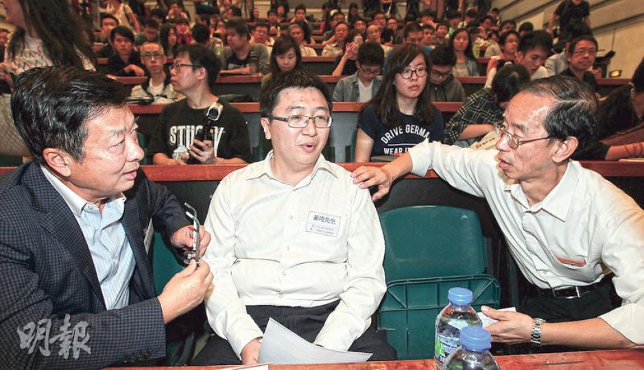 人人監機會昨日舉辦機場三跑論壇,圖左起為前民航處長林光宇、廣州民航學院副教授綦琦和林超英。綦琦表示,中央政府可協調政策,讓香港、深圳和廣州等地區的機場互相合作協調航道,共同發展。(林俊源攝) 人人監機會昨日舉辦機場三跑論壇,圖左起為前民航處長林光宇、廣州民航學院副教授綦琦和林超英。綦琦表示,中央政府可協調政策,讓香港、深圳和廣州等地區的機場互相合作協調航道,共同發展。(林俊源攝)