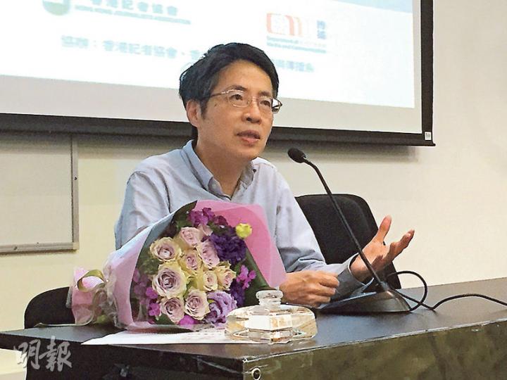 前明報總編輯、世華網絡營運總裁劉進圖表示,自己在遇襲後仍然繼續寫文,不是因為自己特別堅強,而是因為自己不懂寫自己不相信的東西。(周展鴻攝) 前明報總編輯、世華網絡營運總裁劉進圖表示,自己在遇襲後仍然繼續寫文,不是因為自己特別堅強,而是因為自己不懂寫自己不相信的東西。(周展鴻攝)