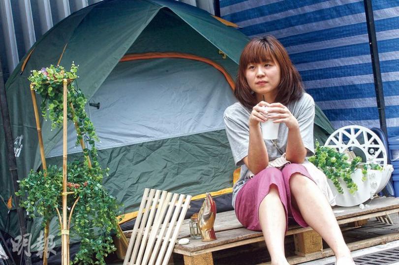 演藝學院主修戲劇的三年級生Carol曾於佔領運動期間到金鐘紮營,她兩周前重返該處紮營,原因卻是樓價太貴,慨嘆想獨立、方便上學,卻「租不起月租5000的劏房」。(李紹昌攝) 演藝學院主修戲劇的三年級生Carol曾於佔領運動期間到金鐘紮營,她兩周前重返該處紮營,原因卻是樓價太貴,慨嘆想獨立、方便上學,卻「租不起月租5000的劏房」。(李紹昌攝)