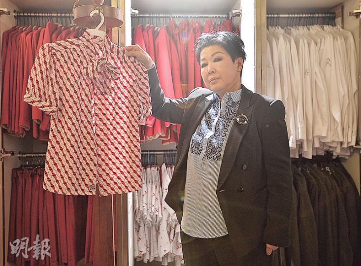 年初榮休的林愛華加入國泰逾42年,曾協助開發5代機艙服務員制服,由設計、用料到選擇鈕扣款式,她同樣一絲不苟,親力親為。她手中拿着最喜愛的Hermès制服,細說毫不簡單的開發工序,「最終只要見到同事著啱規格,就係最滿足嘅事」。(余俊亮攝) 年初榮休的林愛華加入國泰逾42年,曾協助開發5代機艙服務員制服,由設計、用料到選擇鈕扣款式,她同樣一絲不苟,親力親為。她手中拿着最喜愛的Hermès制服,細說毫不簡單的開發工序,「最終只要見到同事著啱規格,就係最滿足嘅事」。(余俊亮攝)