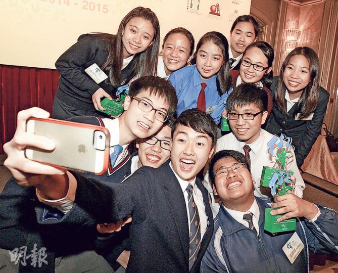 今屆11名香港傑出學生在頒獎禮上自拍留念,他們當中大多品學兼優並出身於傳統「名牌學校」,亦有其中兩名得獎者出生於基層家庭。同樣出身於基層的朱智賢 (最後排)和任嘉慧(第二排右二)異口同聲表示,基層背景無阻她們追求夢想,反而能激發其發憤向上。(李紹昌攝) 今屆11名香港傑出學生在頒獎禮上自拍留念,他們當中大多品學兼優並出身於傳統「名牌學校」,亦有其中兩名得獎者出生於基層家庭。同樣出身於基層的朱智賢 (最後排)和任嘉慧(第二排右二)異口同聲表示,基層背景無阻她們追求夢想,反而能激發其發憤向上。(李紹昌攝)