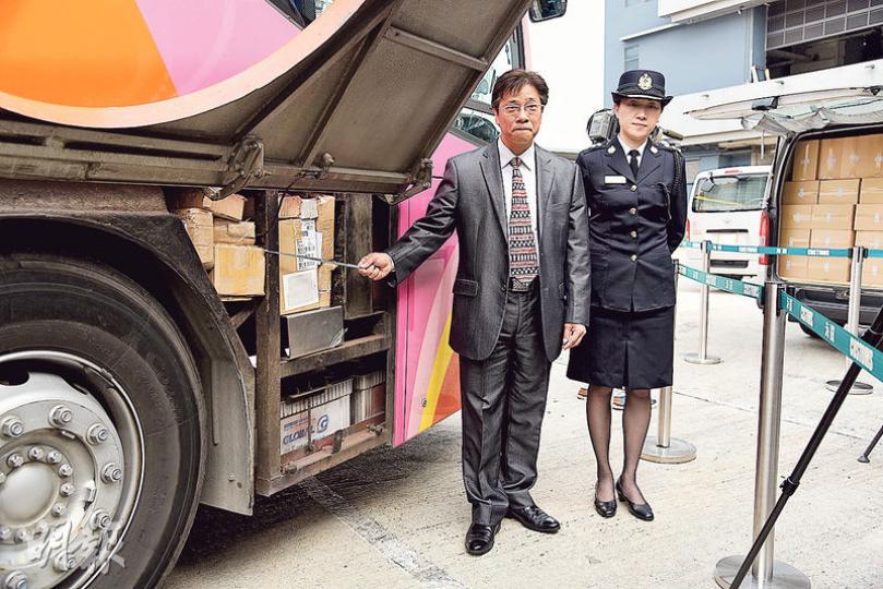 海關深圳旅客組指揮官蔣依莉(右)及調查課監督趙漢昌(左)展示被利用作走私的中港旅巴暗格,指走私集團會將貨物拆盒,以節省空間。(林智傑攝) 海關深圳旅客組指揮官蔣依莉(右)及調查課監督趙漢昌(左)展示被利用作走私的中港旅巴暗格,指走私集團會將貨物拆盒,以節省空間。(林智傑攝)