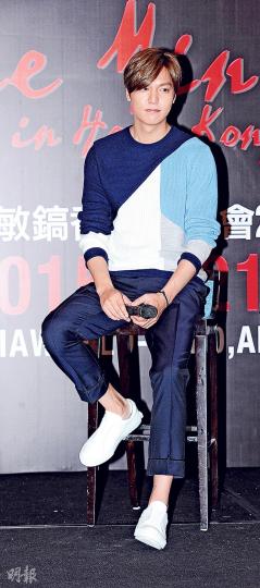 李敏鎬昨日在港開個人演唱會,但他卻謙稱唱功只值50分,因為他原本是演員,為了粉絲才唱歌。(攝影:鍾偉茵)李敏鎬笑到見牙唔見眼,因乜事咁開心呢?(攝影:鍾偉茵)李敏鎬早前於歐洲拍攝寫真,更為此換了金色新髮型。(攝影:鍾偉茵)李敏鎬表示今年沒有時間推出新專輯,會以戲劇為主。(攝影:鍾偉茵) 李敏鎬昨日在港開個人演唱會,但他卻謙稱唱功只值50分,因為他原本是演員,為了粉絲才唱歌。(攝影:鍾偉茵)李敏鎬笑到見牙唔見眼,因乜事咁開心呢?(攝影:鍾偉茵)李敏鎬早前於歐洲拍攝寫真,更為此換了金色新髮型。(攝影:鍾偉茵)李敏鎬表示今年沒有時間推出新專輯,會以戲劇為主。(攝影:鍾偉茵)