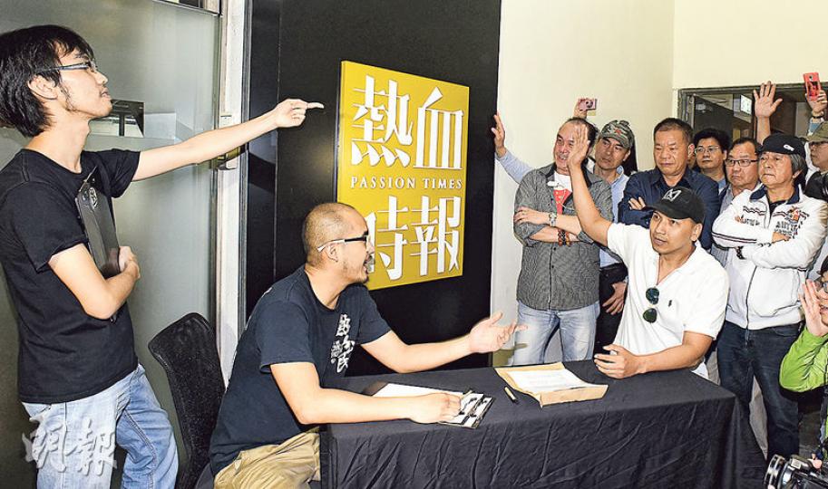 「忠義民團」召集人阿Man(右,坐下者)噚日帶同支持者向熱血公民黃洋達(左二)下戰書打擂台,仲坐埋一齊「商討」打擂台細節,不過雙方支持者就多次互相指罵爆粗,而最後都傾出咗6項共識。(陳淑安攝) 「忠義民團」召集人阿Man(右,坐下者)噚日帶同支持者向熱血公民黃洋達(左二)下戰書打擂台,仲坐埋一齊「商討」打擂台細節,不過雙方支持者就多次互相指罵爆粗,而最後都傾出咗6項共識。(陳淑安攝)