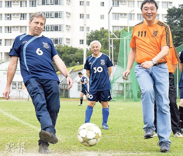 港大校長馬斐森(左)及中大校長沈祖堯(右)昨主持 「兩大校長盃」教職員足球賽,該比賽由2003年起舉行,標誌兩校同心對抗SARS,昨天兩校以零比零賽和。(陳淑安攝) 港大校長馬斐森(左)及中大校長沈祖堯(右)昨主持 「兩大校長盃」教職員足球賽,該比賽由2003年起舉行,標誌兩校同心對抗SARS,昨天兩校以零比零賽和。(陳淑安攝)