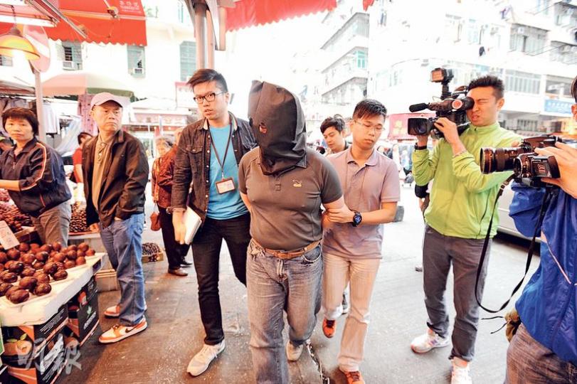 被捕男子報稱於G4S任職保安員,涉嫌打劫及藏有攻擊性武器被捕,而遇劫便利店距離疑犯的住所約100米。(衛永康攝)探員拘捕懷疑打劫便利店的男子,在其身上及劏房內搜獲兩把利刀,事後帶署調查。(衛永康攝) 被捕男子報稱於G4S任職保安員,涉嫌打劫及藏有攻擊性武器被捕,而遇劫便利店距離疑犯的住所約100米。(衛永康攝)探員拘捕懷疑打劫便利店的男子,在其身上及劏房內搜獲兩把利刀,事後帶署調查。(衛永康攝)