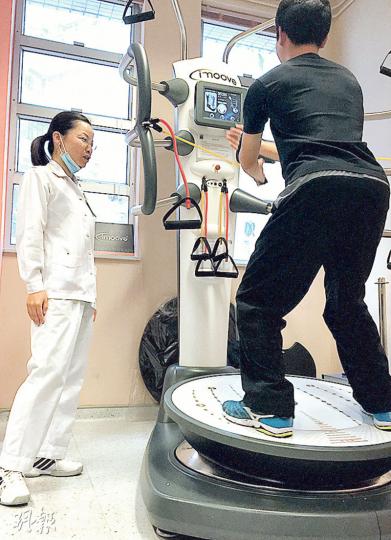 廣華醫院運動及關節日間醫療中心有多部先進儀器,其中一部深層肌肉訓練系統「iMoove」(圖),機器底部的橢圓形平台有助強化下盤肌力及關節靈活度,附設的橡筋帶亦可同時訓練強化上肢。(陳顥之攝) 廣華醫院運動及關節日間醫療中心有多部先進儀器,其中一部深層肌肉訓練系統「iMoove」(圖),機器底部的橢圓形平台有助強化下盤肌力及關節靈活度,附設的橡筋帶亦可同時訓練強化上肢。(陳顥之攝)