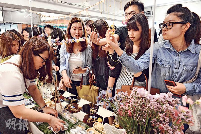 本地手作品牌「硬膠花癡」主打立體真花飾品,獲女士歡心。市集當天,攤檔前常擠滿人潮(圖)。品牌創辦人之一Jen認為顧客買到心頭好時的滿足、開心神情,已足夠手作人樂上半天,「是打工時絕對沒有的滿足感」。(葉家豪攝) 本地手作品牌「硬膠花癡」主打立體真花飾品,獲女士歡心。市集當天,攤檔前常擠滿人潮(圖)。品牌創辦人之一Jen認為顧客買到心頭好時的滿足、開心神情,已足夠手作人樂上半天,「是打工時絕對沒有的滿足感」。(葉家豪攝)