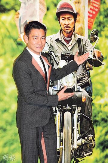 華仔為了演活民工,事前做了很多工夫,包括用含酒精的緊膚水,又兩個月不搽潤膚露及暴曬。(攝影:孫華中) 華仔為了演活民工,事前做了很多工夫,包括用含酒精的緊膚水,又兩個月不搽潤膚露及暴曬。(攝影:孫華中)