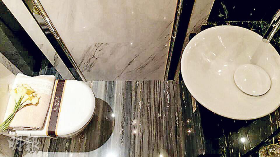 緻藍天昨日向傳媒開放第1座鑽岸38樓左翼B室示範單位(設於港景匯商場內),位處通往寢區走廊位的客廁面積僅逾14方呎。(明報記者攝) 緻藍天昨日向傳媒開放第1座鑽岸38樓左翼B室示範單位(設於港景匯商場內),位處通往寢區走廊位的客廁面積僅逾14方呎。(明報記者攝)