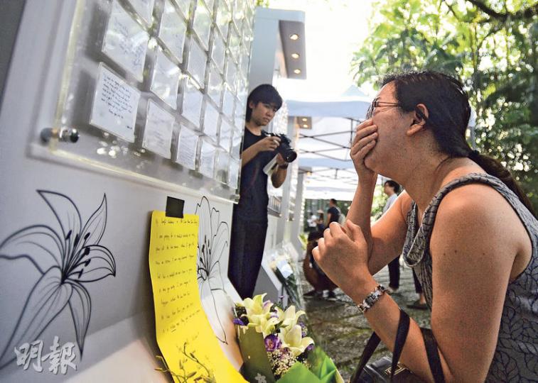 在新加坡總統府外悼念區,一名市民看着牆上的悼念語句時掩面而泣。(盧翊銘攝)新加坡國會大樓下半旗,為開國總理李光耀逝世致哀。(盧翊銘攝) 在新加坡總統府外悼念區,一名市民看着牆上的悼念語句時掩面而泣。(盧翊銘攝)新加坡國會大樓下半旗,為開國總理李光耀逝世致哀。(盧翊銘攝)