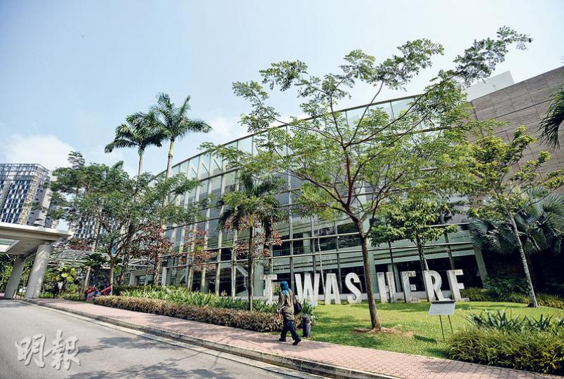 李光耀國葬將在新加坡國立大學文化中心舉行。門口的I was here(《我曾在此》)是當地藝術家作品。(盧翊銘攝) 李光耀國葬將在新加坡國立大學文化中心舉行。門口的I was here(《我曾在此》)是當地藝術家作品。(盧翊銘攝)