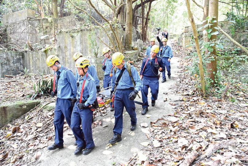 有行山客昨晨在山坡發現一名女子掛屍樹上後報警,其後證實為失蹤婦人湯彩鳳。由於現場路面崎嶇,消防要派出多名人員才能將死者遺體以擔架牀抬落山交仵工運走。(鍾炳然攝)失蹤行山婦的兒子得悉母親在法藏寺對上山坡一棵大樹吊頸自殺後,傷心得坐在地上痛哭。(鍾炳然攝) 有行山客昨晨在山坡發現一名女子掛屍樹上後報警,其後證實為失蹤婦人湯彩鳳。由於現場路面崎嶇,消防要派出多名人員才能將死者遺體以擔架牀抬落山交仵工運走。(鍾炳然攝)失蹤行山婦的兒子得悉母親在法藏寺對上山坡一棵大樹吊頸自殺後,傷心得坐在地上痛哭。(鍾炳然攝)